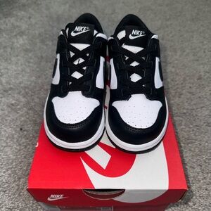 KIDS BLK/WHITE NIKE DUNKS